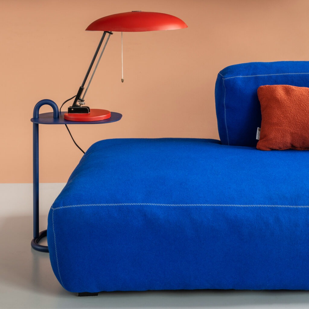 Blauwe bijzettafel stand by me bij de bank