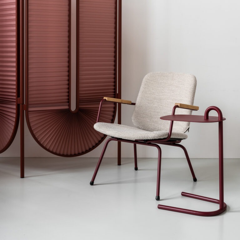 Minimalistische bijzettafel in wijnkleur