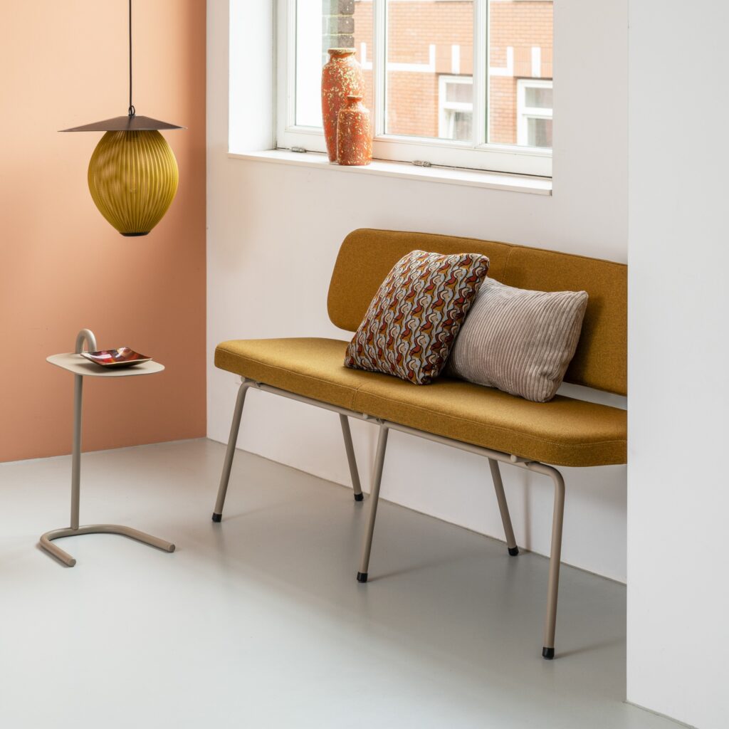 Geel-eettafel-bankje-met-rugleuning-design-in-box